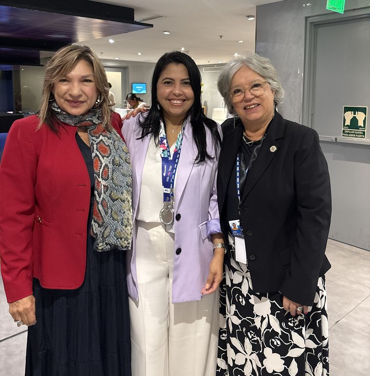 Cindy Ballestas con Mónica Xavier y Alejandra Mora Mora