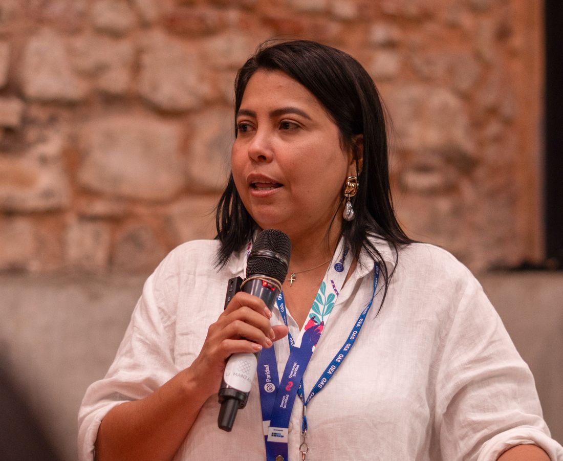 Cindy Ballestas interviene con micrófono en un evento en Panamá